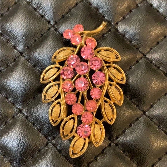 Vintage Jewelry - Gorgeous Vintage Gold & Pink Rhinestone Brooch Vintage Jewelry - Gorgeous Vintage Gold & Pink Rhinestone Brooch